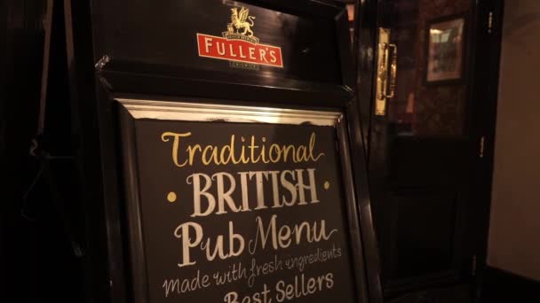 Ondertekenen van de traditionele Engelse Pub Menu - Londen, Engeland — Stockvideo