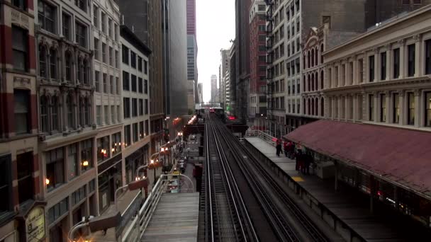 Chicago Metro station tunnelbanestationen mellan byggnader - Chicago, Illinois/Usa — Stockvideo