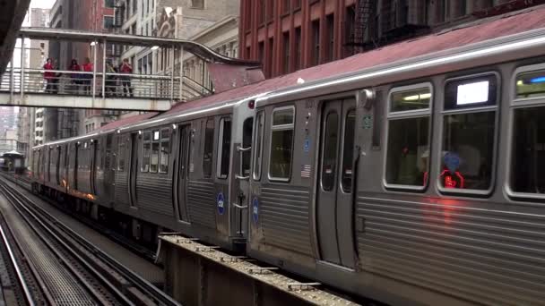 Чикаго станції метро розташований між будівлями - Чикаго, Іллінойс/США — стокове відео