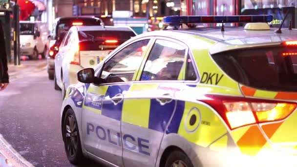夜 - イギリスのロンドン ロンドン警察の車 — ストック動画