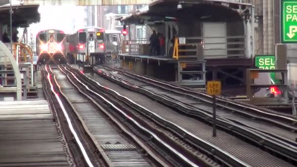 Chicago Metro station subway station between buildings - CHICAGO, ILLINOIS/USA — Stock Video