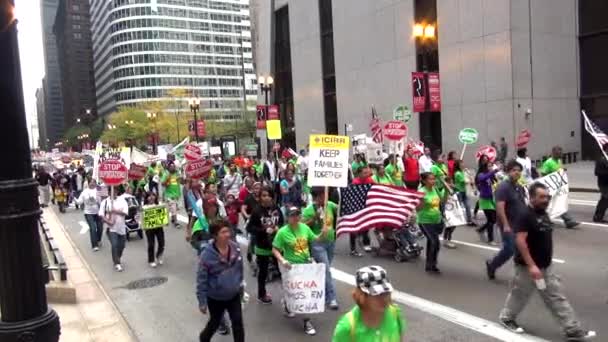 Manifestación marcha de protesta - CHICAGO, ILLINOIS / Estados Unidos — Vídeos de Stock