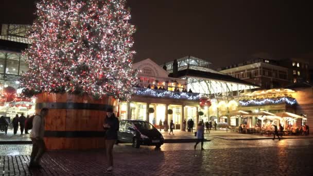 Gran árbol de Navidad en Covent Garden London - LONDRES, INGLATERRA — Vídeo de stock