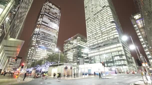 Amazing Canary Wharf vista de rua à noite - LONDRES, INGLÊS — Vídeo de Stock