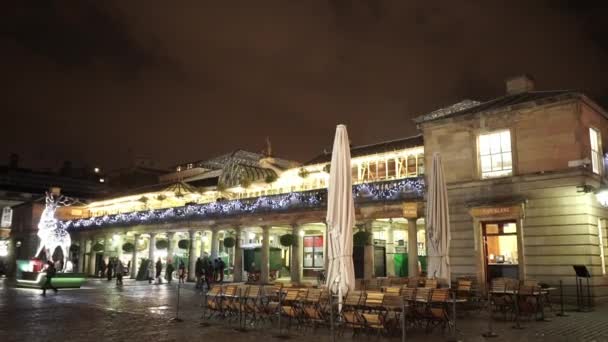 Londyńskiej Covent Garden w czasie świąt Bożego Narodzenia - Londyn, Anglia — Wideo stockowe