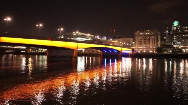 Nagy fényvisszaverődések a Temze, a London Bridge - London, Anglia — Stock videók