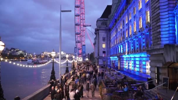 London County Hall et London Eye avec beaucoup de touristes - LONDRES, ANGLETERRE — Video