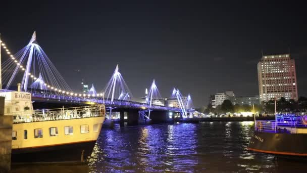 Fantastische Nachtaufnahme der Golden Jubilee Bridge in London - London, England — Stockvideo