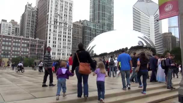Cloud Gate Chicago Millennium Park - CHICAGO, ILLINOIS / USA — стоковое видео