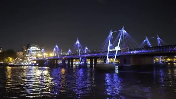 Fantastische avond shot van het gouden jubileum Bridge in Londen - Londen, Engeland — Stockvideo