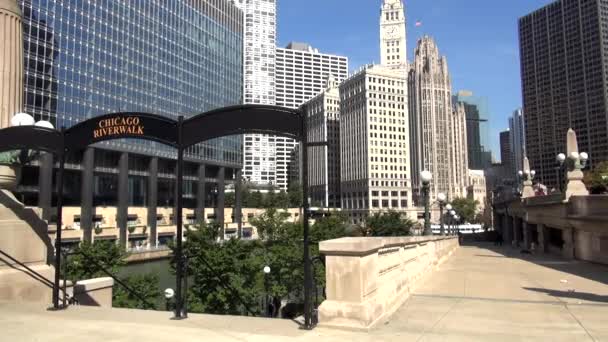 Chicago River Walk - CHICAGO, ILLINOIS / USA — стоковое видео