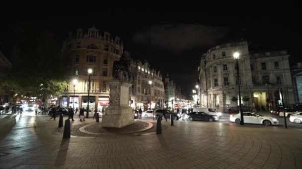Rotonda en Trafalgar Square Londres de noche - LONDRES, INGLATERRA — Vídeos de Stock