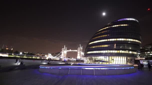 Niesamowity strzał z London City Hall w nocy - Londyn, Anglia — Wideo stockowe