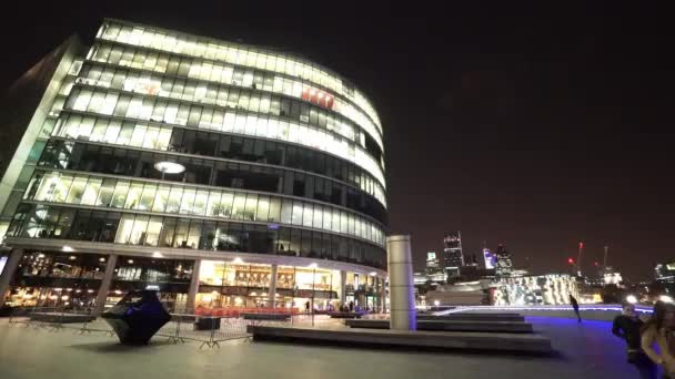 Moderne kantoorgebouwen aan Londen bij nacht - Londen, Engeland — Stockvideo