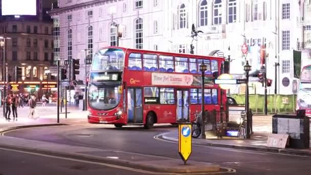 Tipica steet vista Londra di notte autobus rosso di passaggio - LONDRA, INGHILTERRA — Video Stock