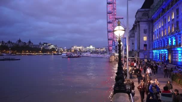 London County Hall и London Eye с большим количеством туристов - LONDON, Англия — стоковое видео