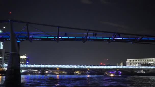 Beleuchtete Millennium Bridge bei Nacht - london, england — Stockvideo