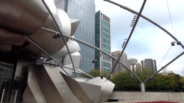 Jay Pritzker Pavilion open-air stage at Chicago Millennium Park - CHICAGO, ILLINOIS/USA — Stock Video