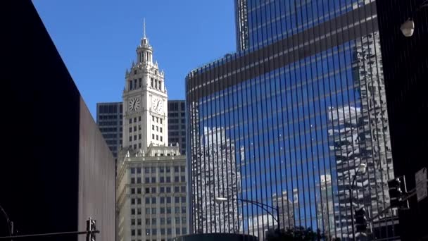 Chicago Wrigley building - CHICAGO, ILLINOIS / USA — стоковое видео