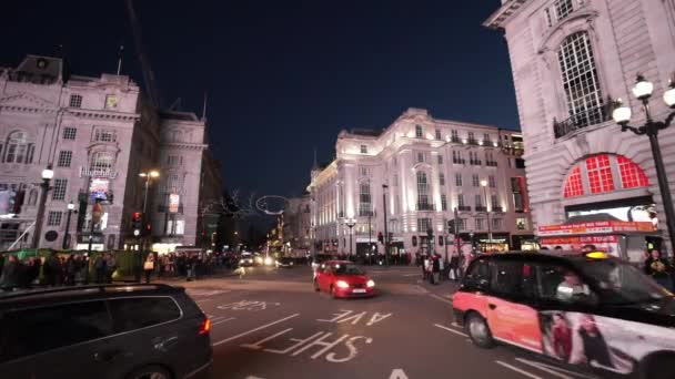 Vue de rue typique de Londres la nuit grande lumière - LONDRES, ANGLETERRE — Video