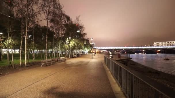 Güney Londra banka geceleri Queens Walk - Londra, İngiltere — Stok video