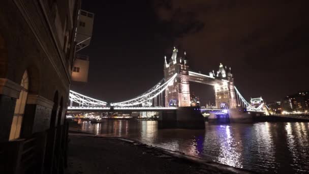 El Puente de la Torre de Londres desde Butlers Wharf por la noche - LONDRES, INGLATERRA — Vídeos de Stock