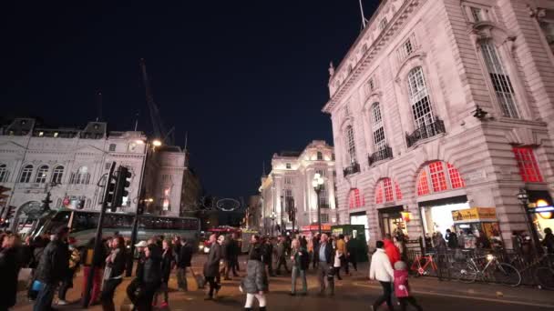 Menigte van mensen het oversteken van de straat in Picadilly Circus London - Londen, Engeland — Stockvideo