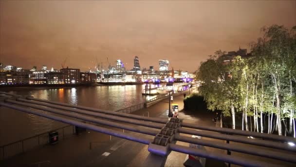 Den Skyline i London från Millennium Bridge nattetid - London, England — Stockvideo