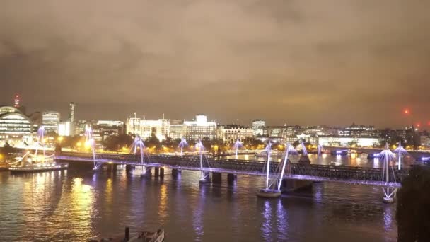 Golden Jubilee Bridge vista aérea de Londres por la noche - LONDRES, INGLATERRA — Vídeos de Stock