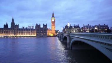Westminster Bridge ve Parlamento ile Big Ben akşam - Londra, İngiltere