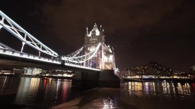 London Tower Bridge Butlers Wharf shot - Londra kaydırma gece gelen