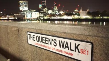 Queens yürüyüşü - Londra imzalamak