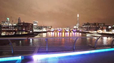 Millennium Köprüsü shot - Londra kaydırma gece Londra'dan manzarası