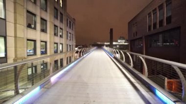 Boş Millennium Köprüsü gece - Londra, İngiltere