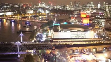 Trenler Waterloo İstasyonu'na ve Londra hava görünümünü geceleyin - Londra, İngiltere