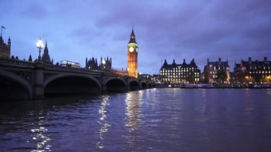 Thames Nehri ve akşam - Londra, İngiltere'de Big Ben ile Westminster Bridge
