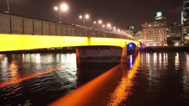 Turuncu gece - Londra, İngiltere Londra Köprüsü aydınlatılmış