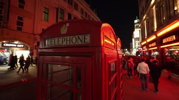 London telefonfülkében éjszaka nagy fény - London, Anglia — Stock videók