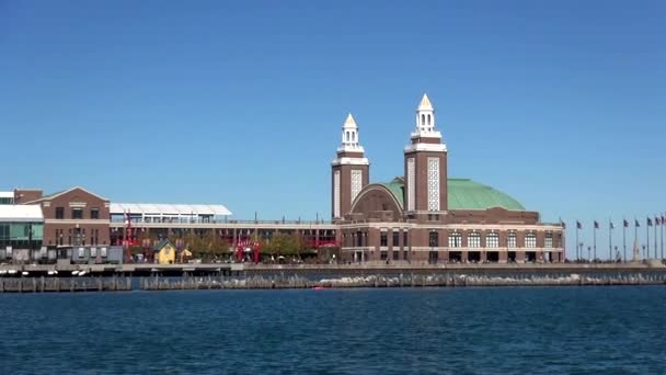 Navy Pier desde Lake Michigan - CHICAGO, ILLINOIS / Estados Unidos — Vídeos de Stock
