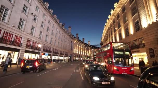 Regent Street Londres al atardecer maravillosa luz de la noche - LONDRES, INGLATERRA — Vídeo de stock