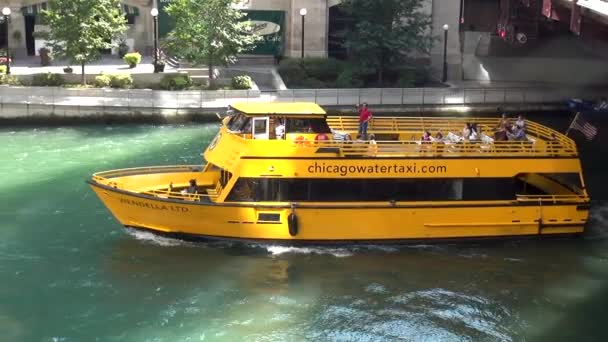 Water Taxi on Chicago River - CHICAGO, ILLINOIS / USA — стоковое видео