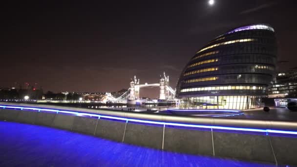 Ayuntamiento de Londres y Tower Bridge de noche - LONDRES, INGLATERRA — Vídeo de stock