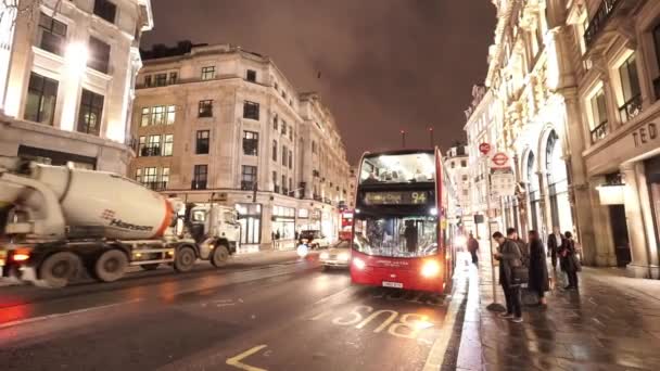 Tipikus London steet Mátrixbeállítások piros éjszakai buszra - London, Anglia — Stock videók