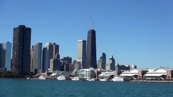 Chicago Skyline desde el lago Michigan en un día soleado - CHICAGO, ILLINOIS / Estados Unidos — Vídeos de Stock