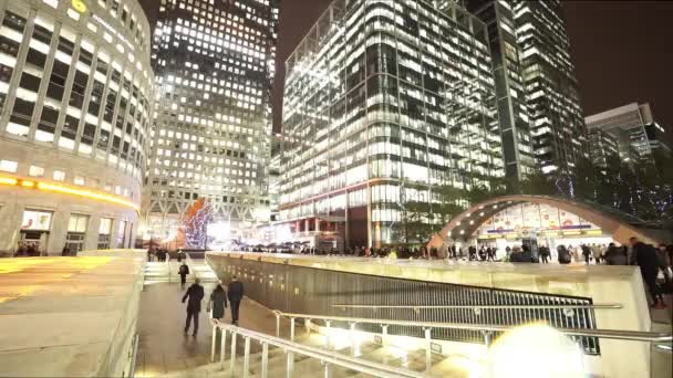London Canary Wharf por distrito financiero nocturno y estación de metro - LONDRES, INGLATERRA — Vídeos de Stock