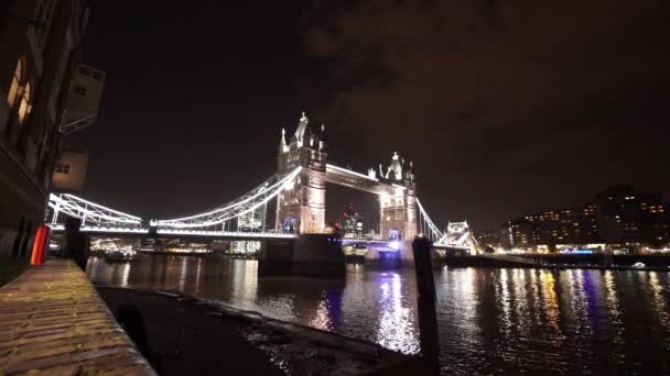 Gran toma nocturna de The London Tower Bridge desde Butlers Wharf - LONDRES, INGLATERRA — Vídeos de Stock