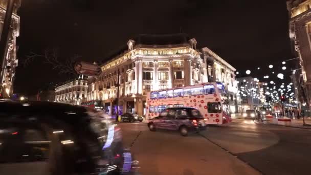 Londýnské Oxford circus širokoúhlý záběr v noci - Londýn, Anglie — Stock video
