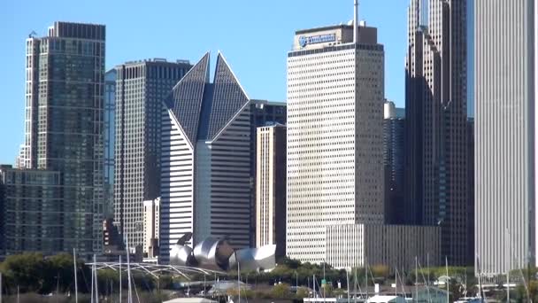 Edificios famosos de Chicago en un día soleado - CHICAGO, ILLINOIS / Estados Unidos — Vídeos de Stock