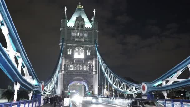 Velký záběr London Tower Bridge v noci - Londýn, Anglie — Stock video