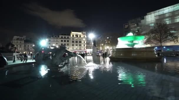 Fonteinen op Trafalgar Square London door nacht - Londen, Engeland — Stockvideo